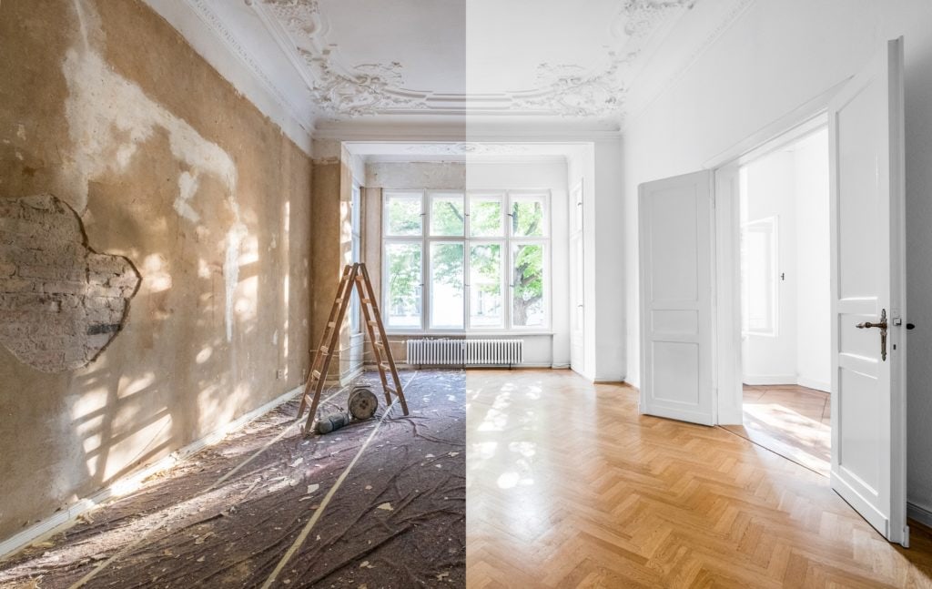 Pièce d’appartement ancien avant et après rénovation : murs bruts et bâche à gauche, parquet et murs blancs à droite